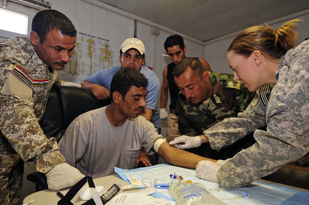 Iraqi soldiers learn about IV's