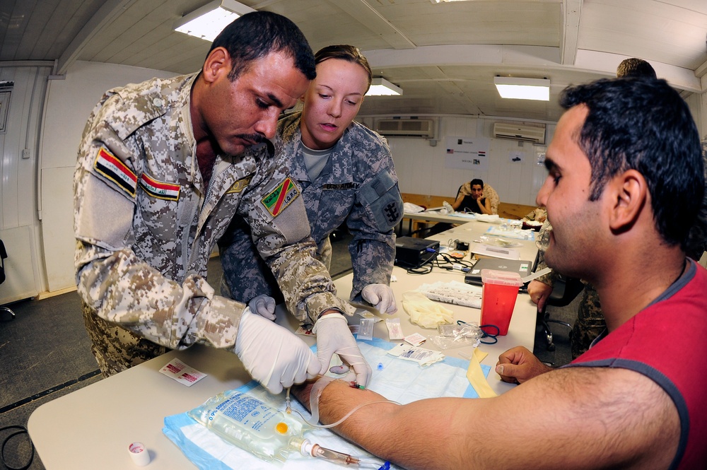 Iraqi soldiers learn about IV's