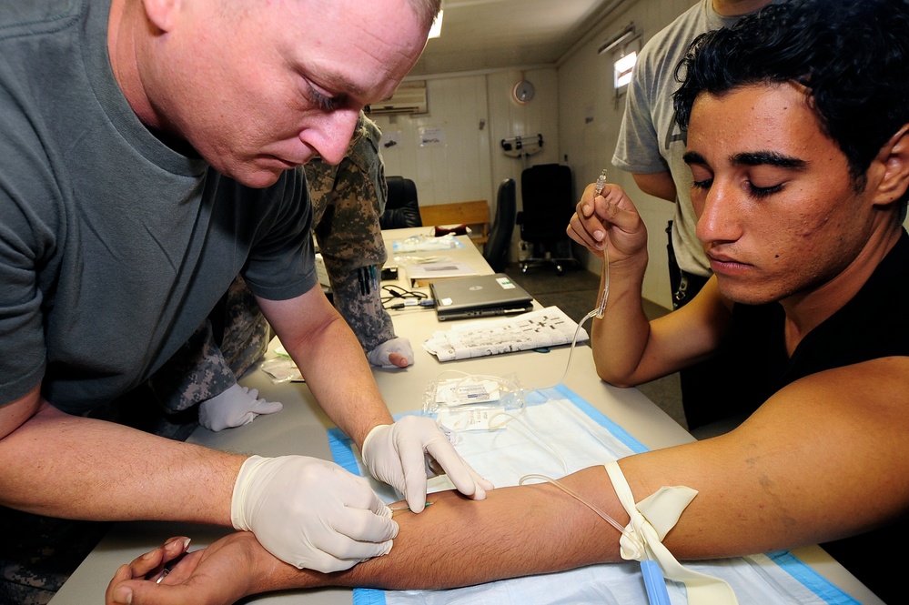 Iraqi soldiers learn about IV's