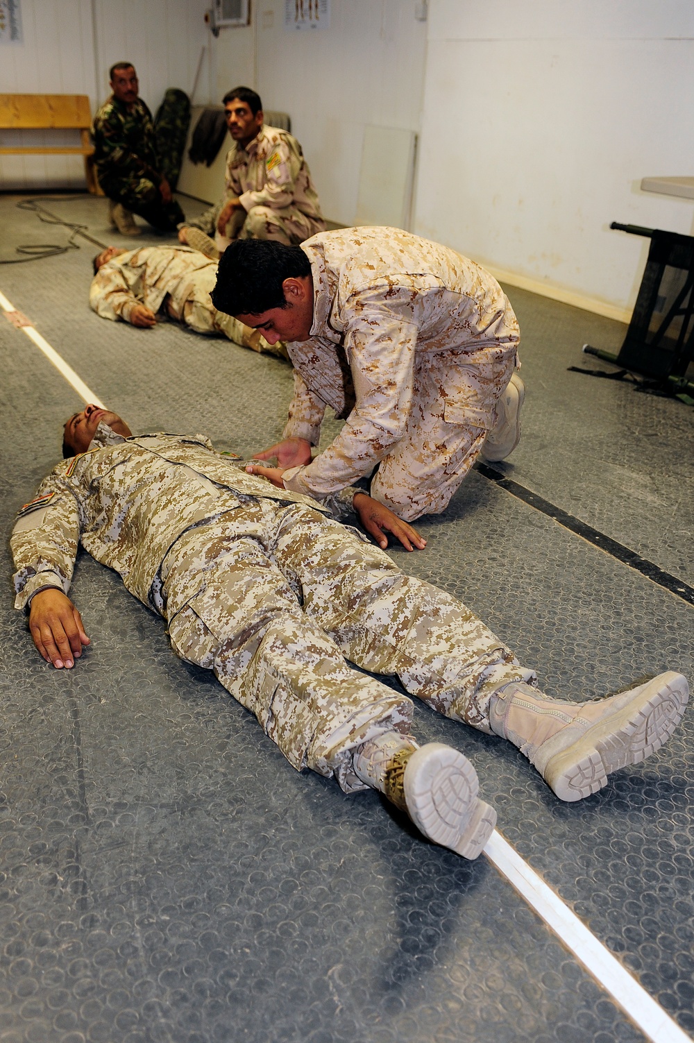 Iraqi soldiers learn about IV's