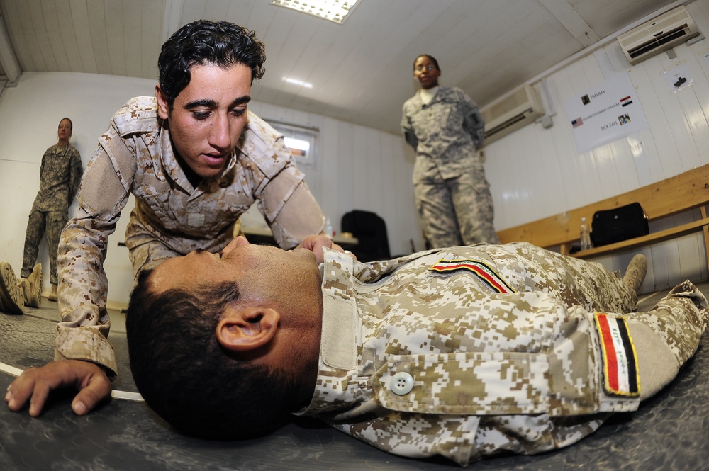 Iraqi soldiers learn about IV's