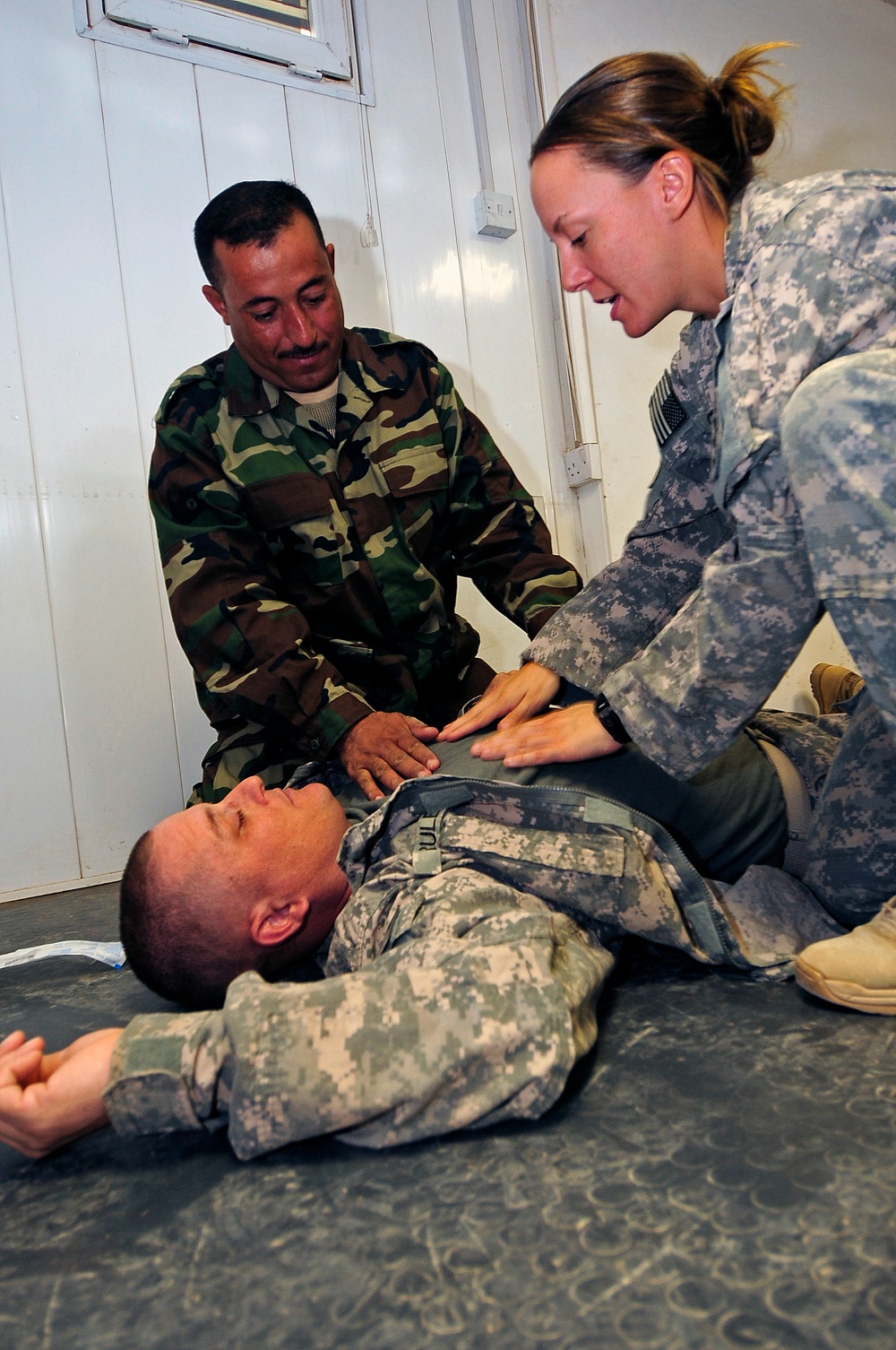 Iraqi soldiers learn about IV's