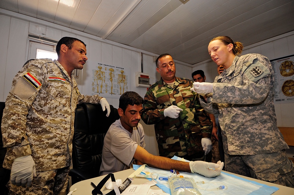 Iraqi soldiers learn about IV's