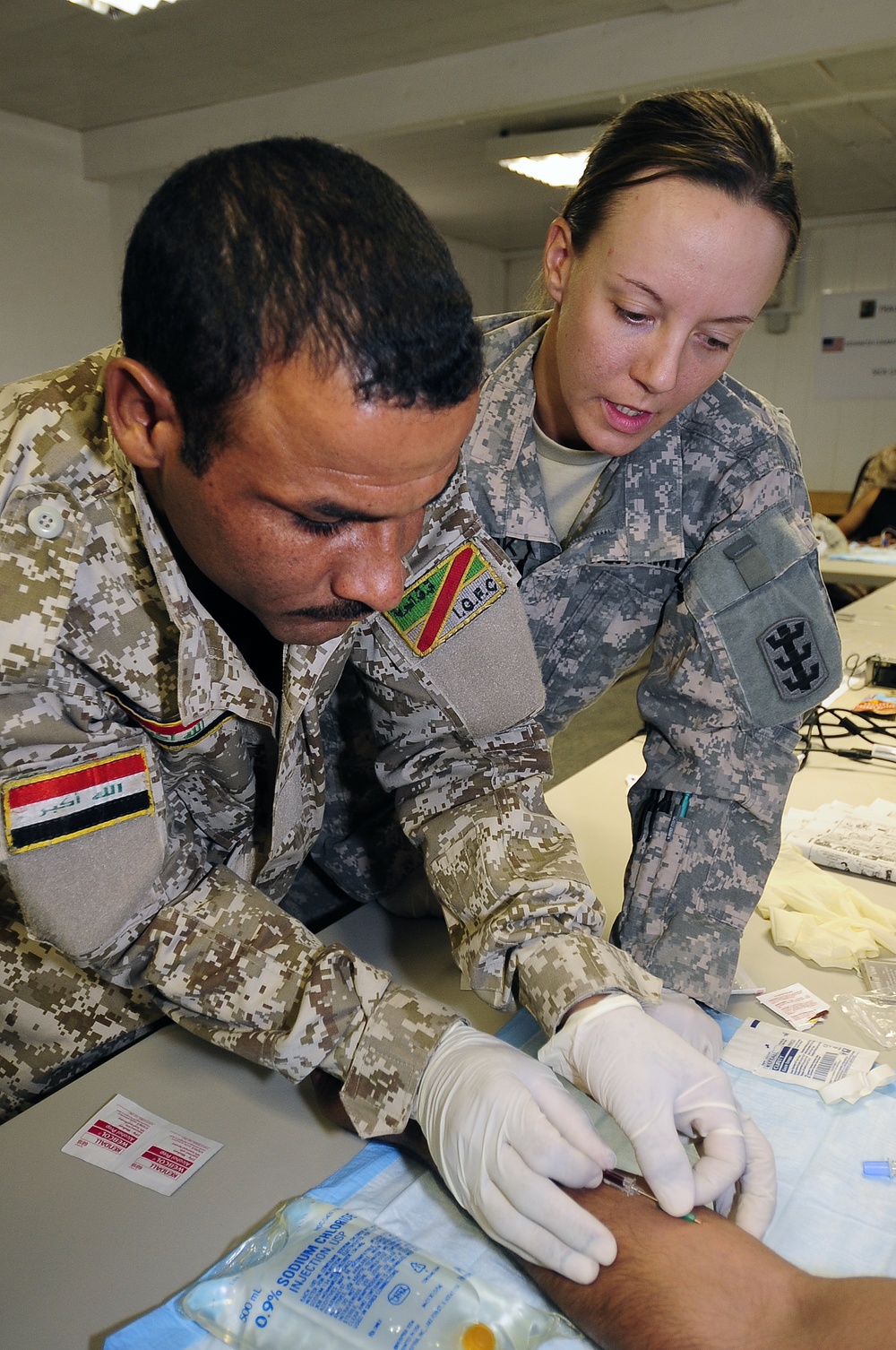 Iraqi soldiers learn about IV's