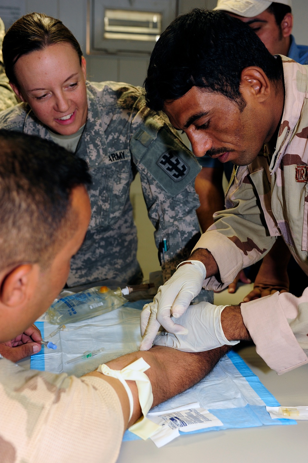 Iraqi soldiers learn about IV's