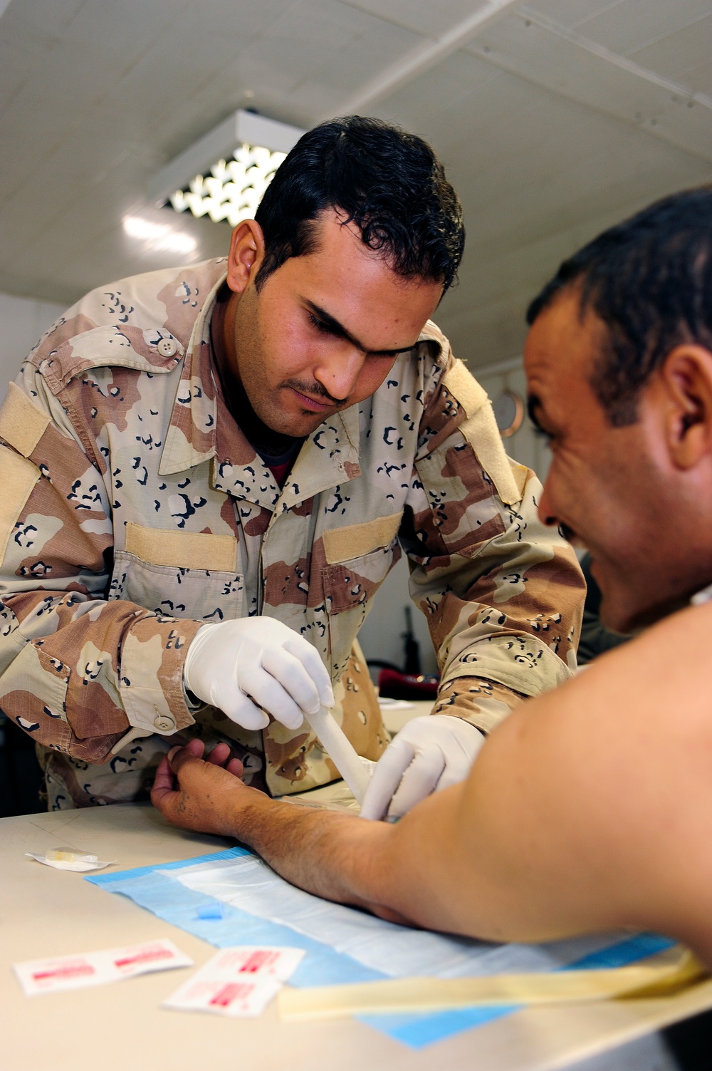 Iraqi soldiers learn about IV's