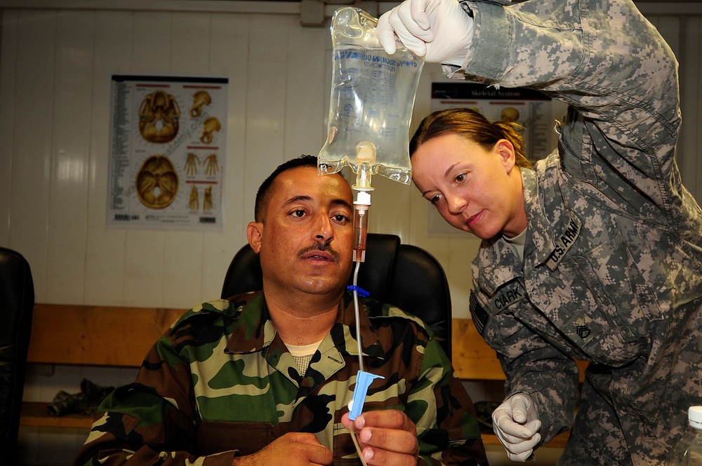 Iraqi soldiers learn about IV's