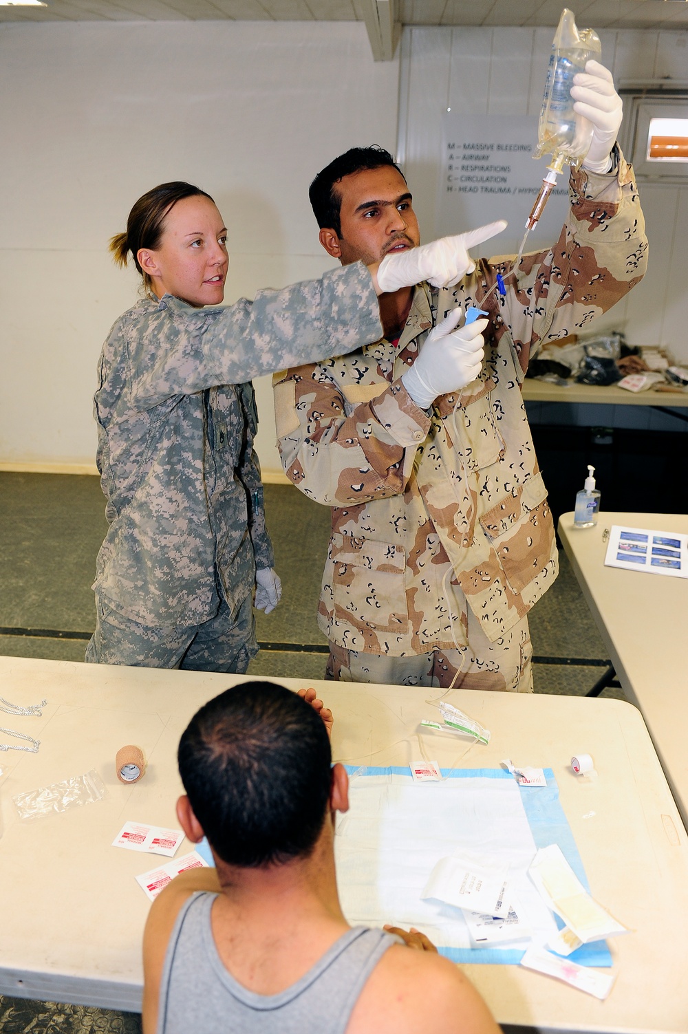 Iraqi soldiers learn about IV's