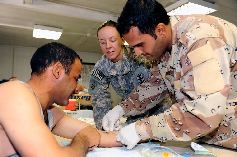 Iraqi soldiers learn about IV's