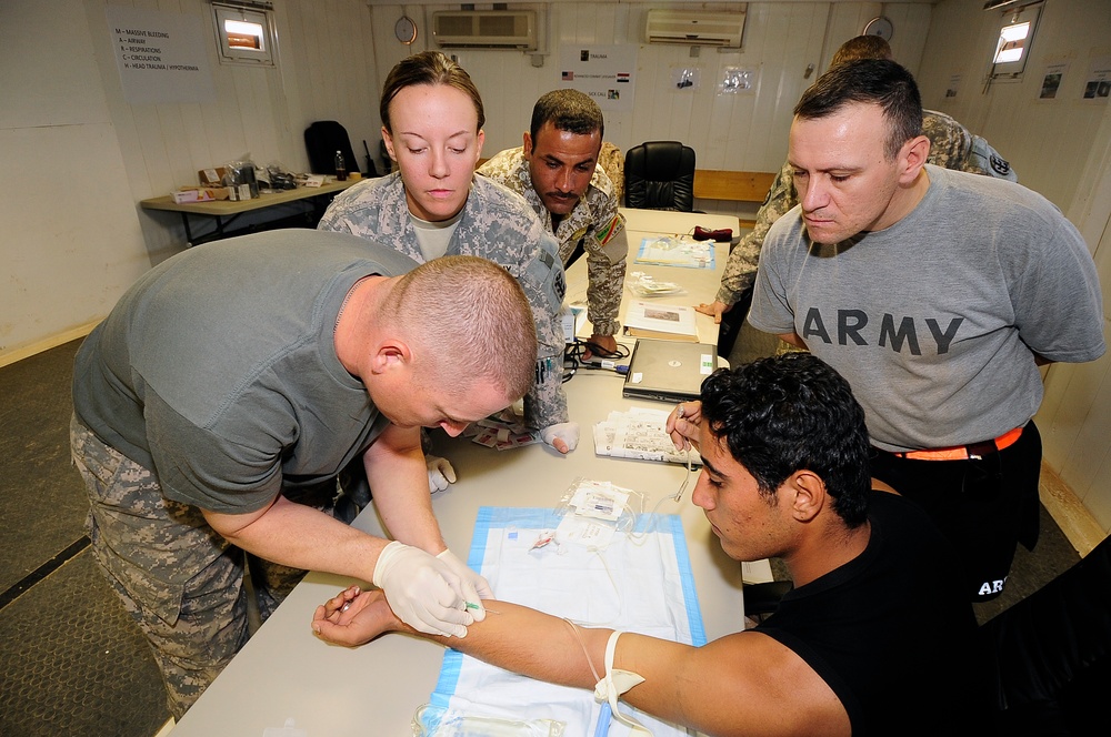 Iraqi soldiers learn about IV's