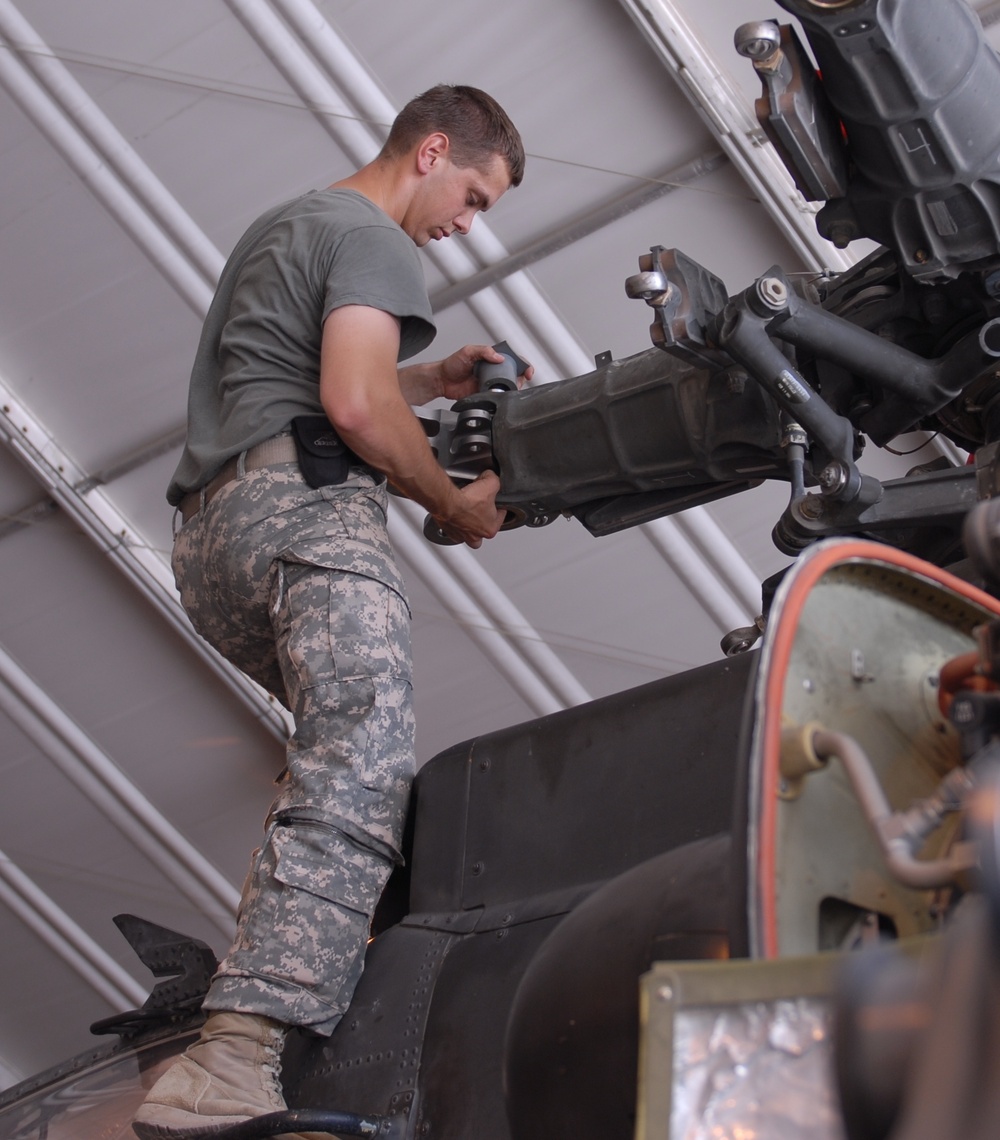 Helicopter repairers keep Soldiers in the air, fighting