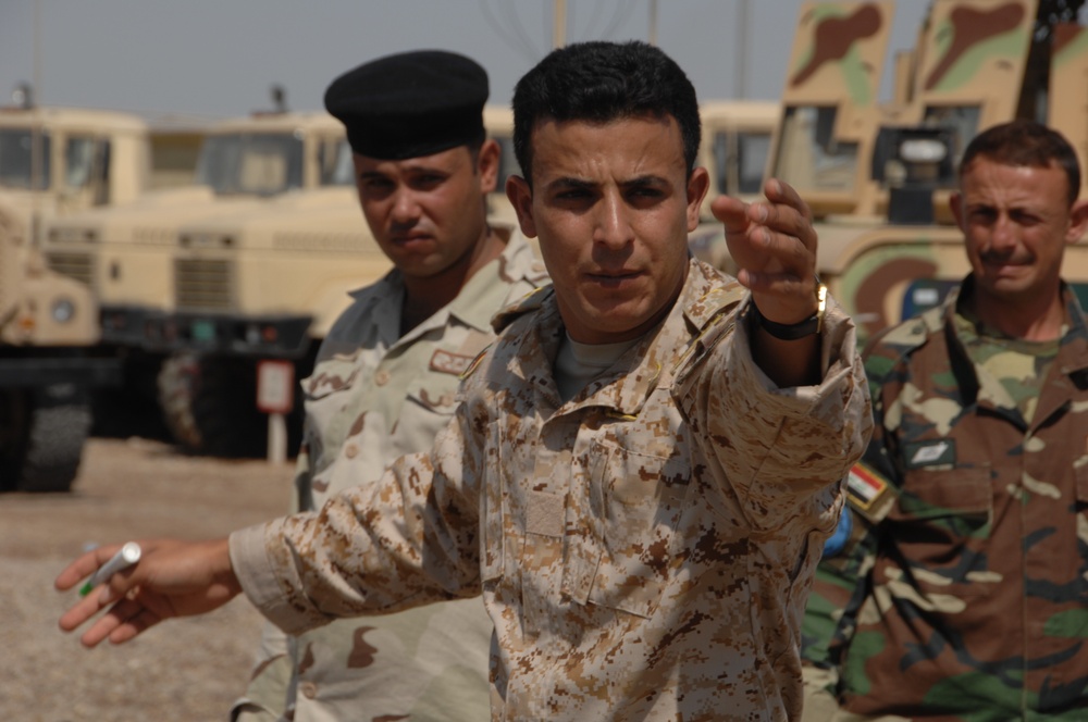 Iraqi soldiers learn about IED detection