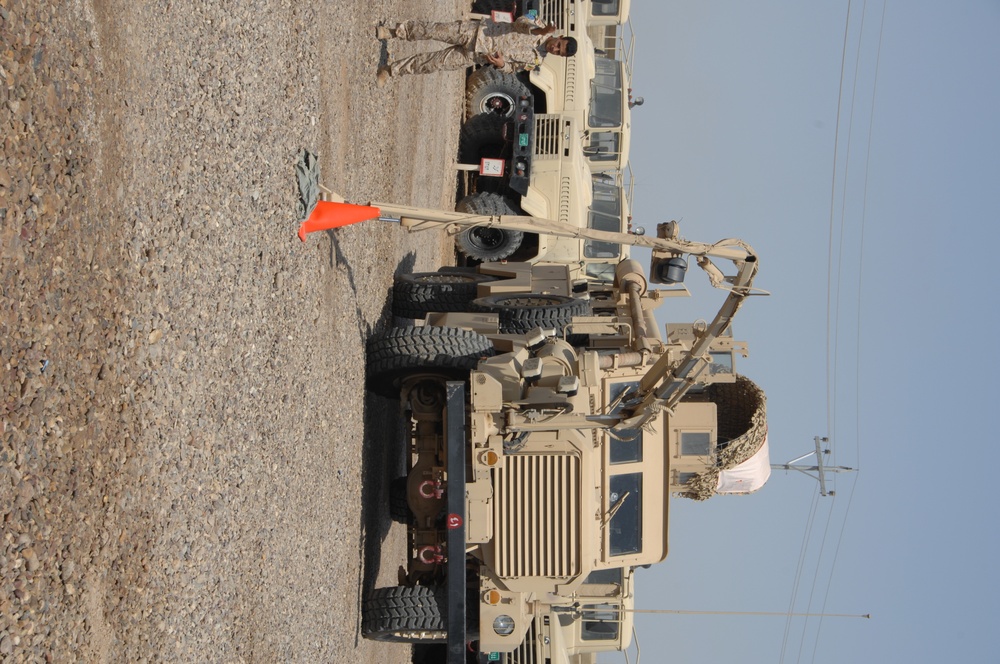 Iraqi soldiers learn about IED detection