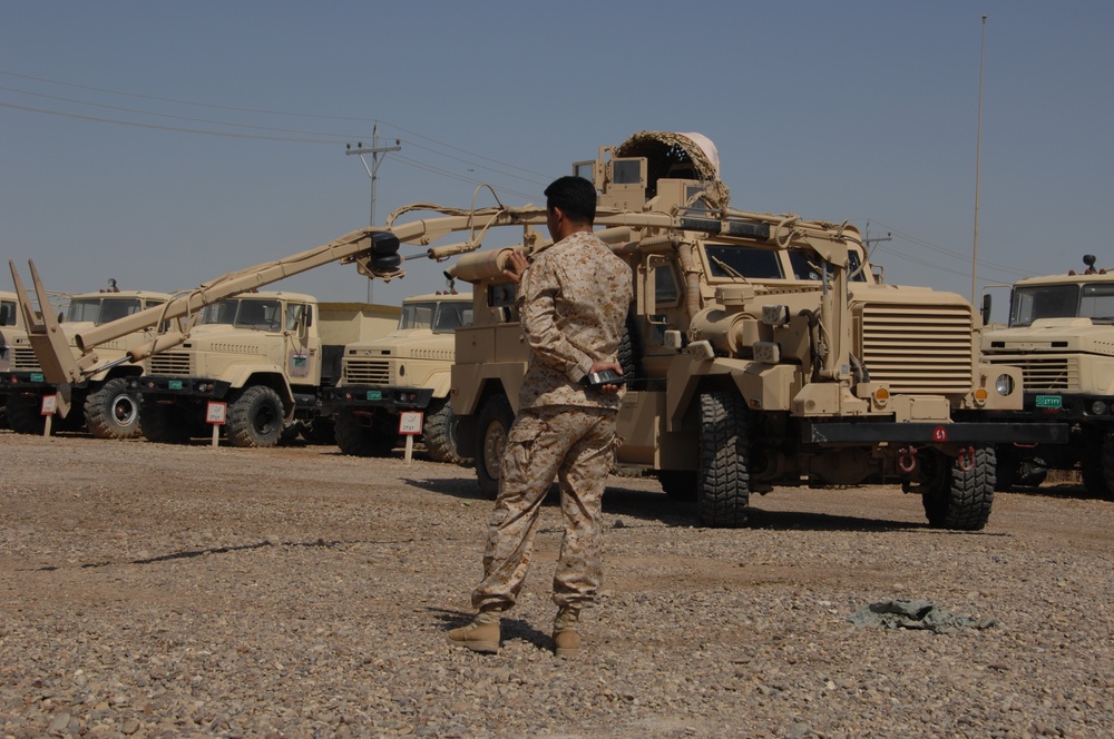 Iraqi soldiers learn about IED detection