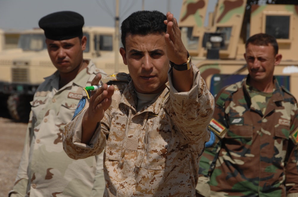 Iraqi soldiers learn about IED detection