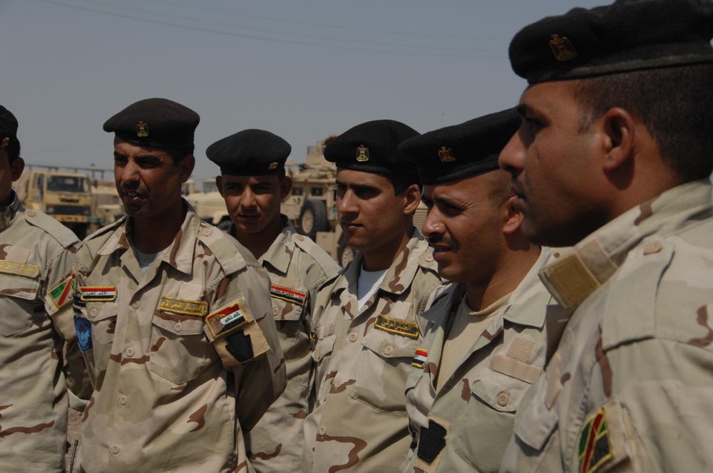 Iraqi soldiers learn about IED detection