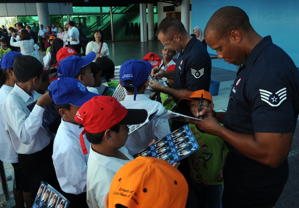 Thunderbirds demonstrate at Malaysia air show