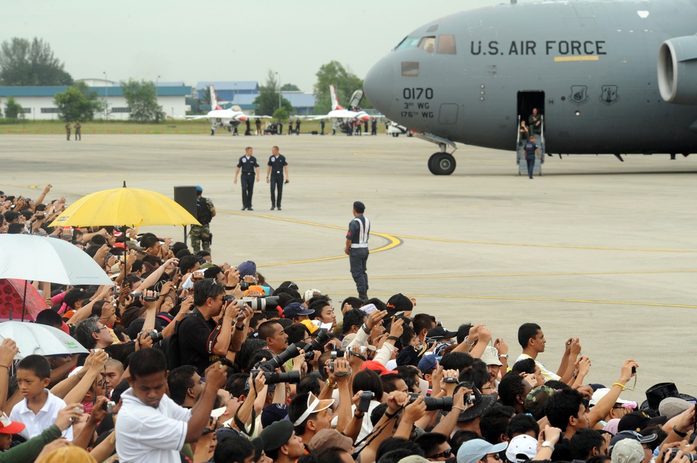 Thunderbirds demonstrate at Malaysia air show