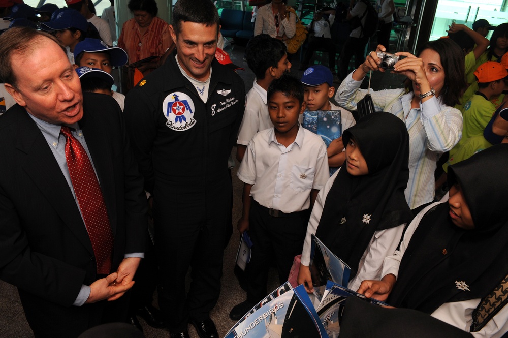 Thunderbirds demonstrate at Malaysia air show