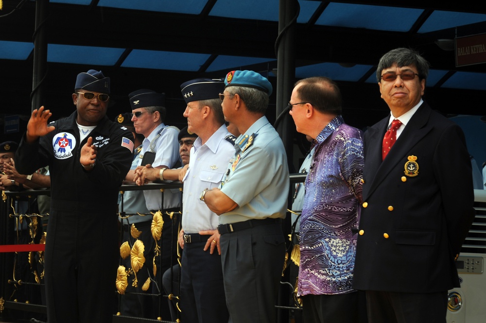 Thunderbirds demonstrate at Malaysia air show