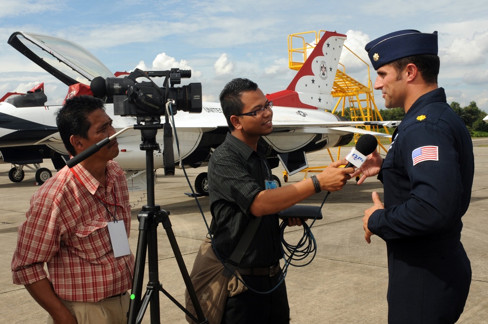 Thunderbirds demonstrate at Malaysia air show