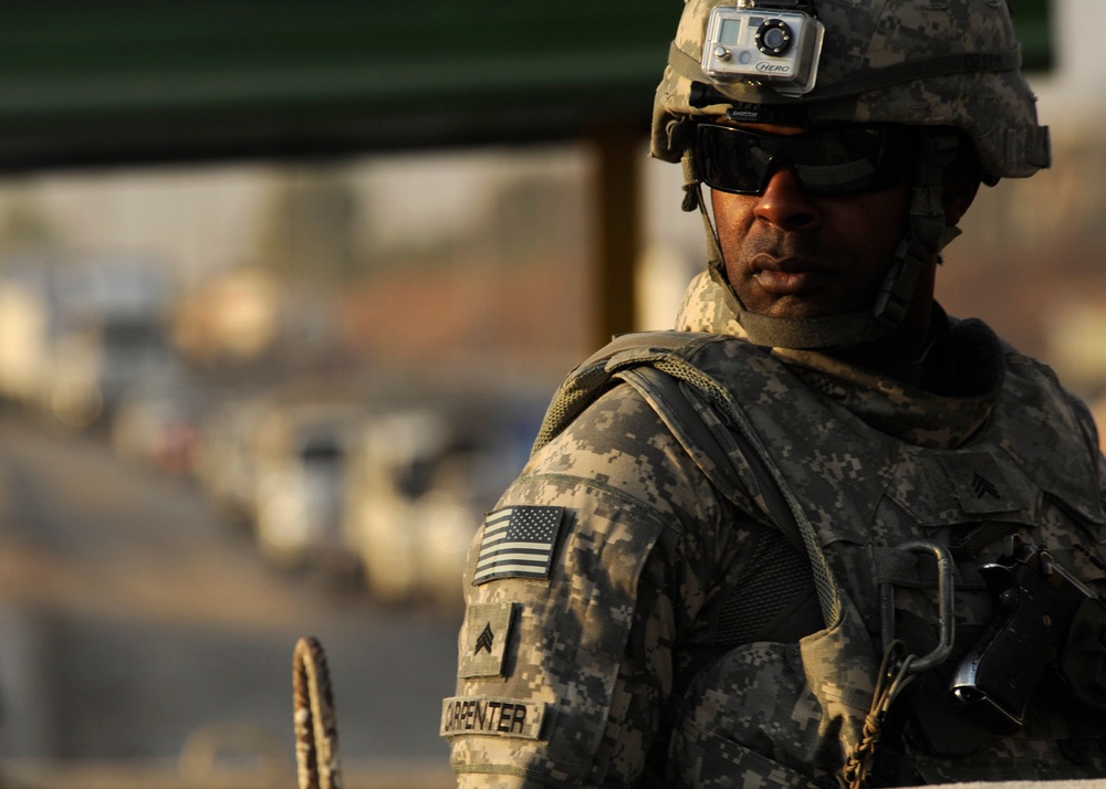 Food bag distribution in Mosul