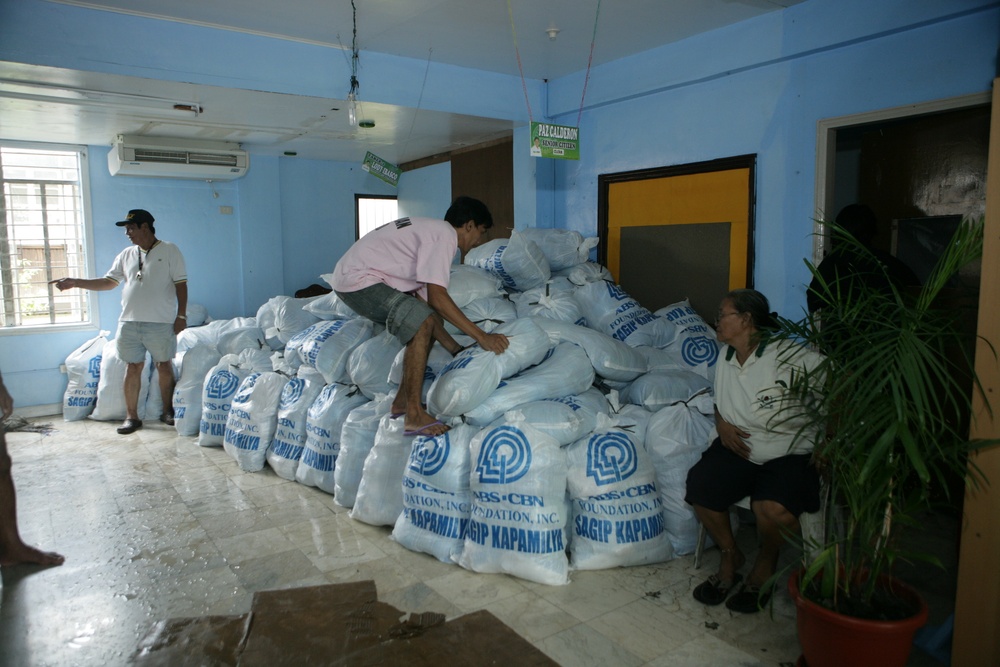 Philippines receives aid