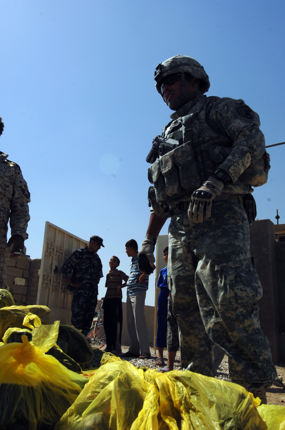 U.S., Iraqi soldiers visit school children