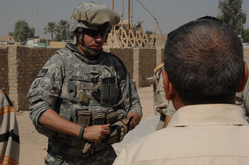 U.S., Iraqi soldiers visit school children