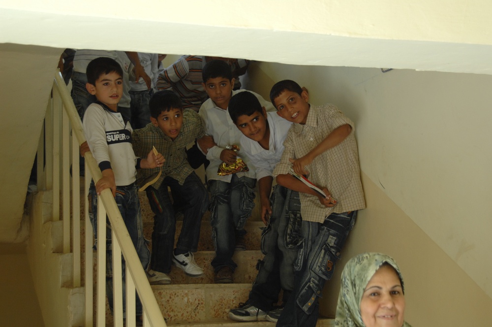 U.S., Iraqi soldiers visit school children