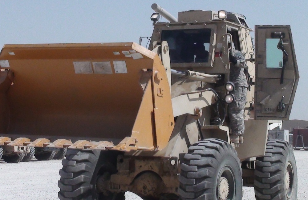 Iraqi army engineers train on heavy equipment