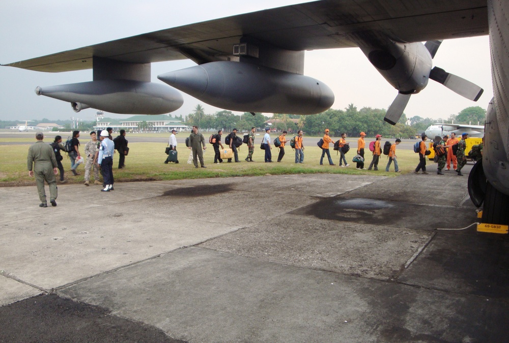 Kadena Airmen aid Indonesian recovery operations