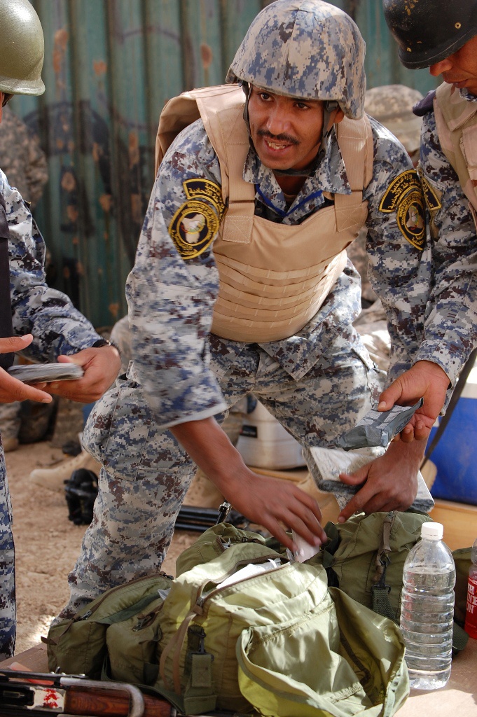 Drilling Iraqi police on core medic skills