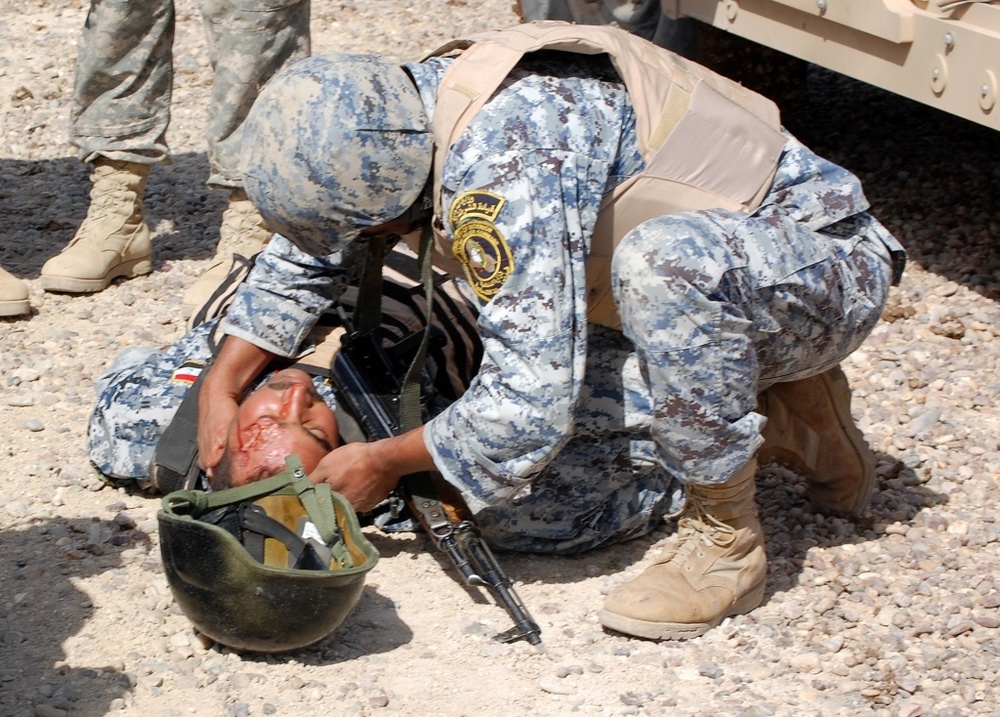 Drilling Iraqi police on core medic skills