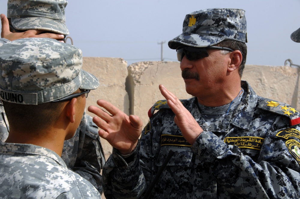 Iraqi general visits with artillery soldiers