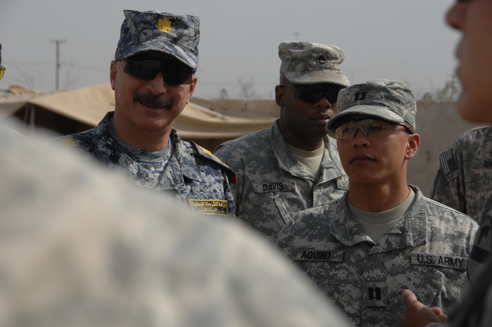 Iraqi general visits with artillery soldiers