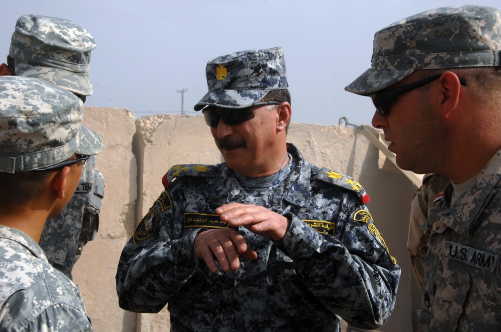 Iraqi general visits with artillery soldiers