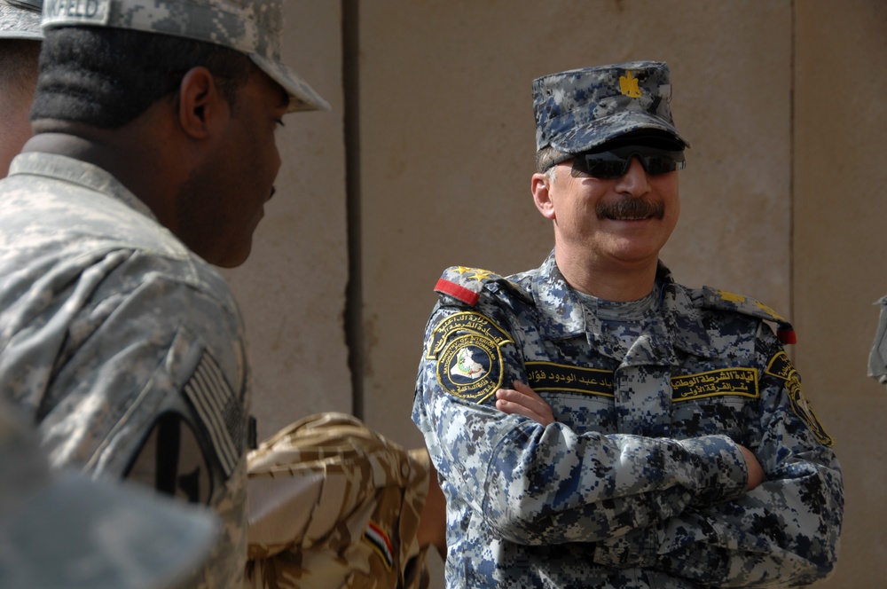 Iraqi general visits with artillery soldiers