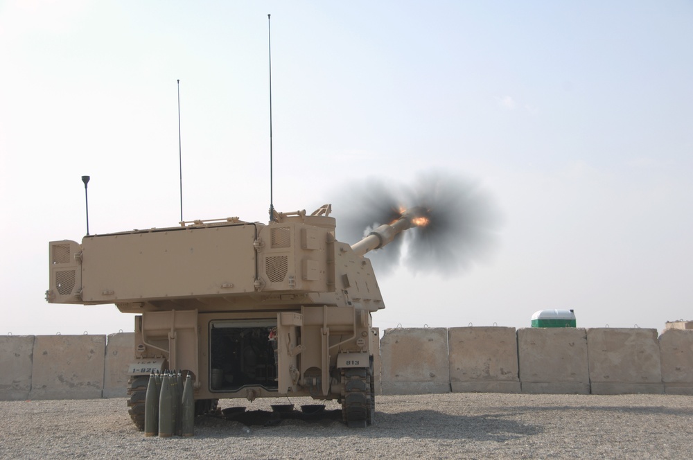 Iraqi general visits with artillery soldiers