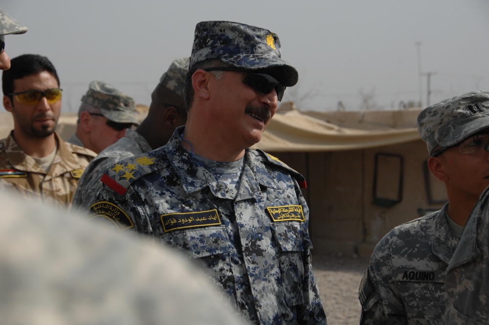 Iraqi general visits with artillery soldiers