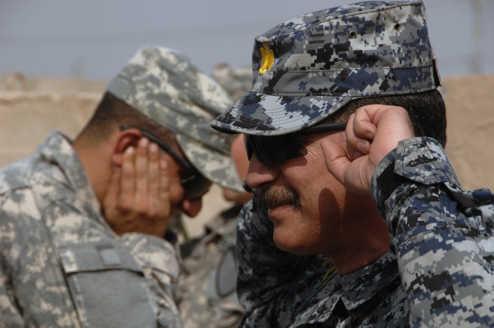 Iraqi general visits with artillery soldiers