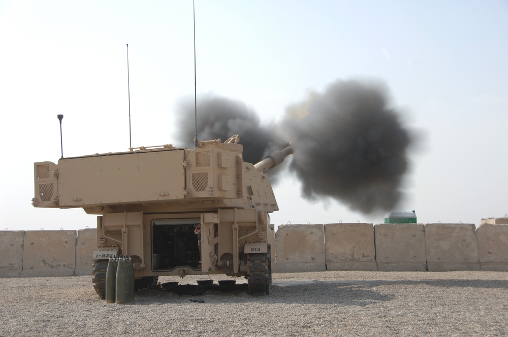 Iraqi general visits with artillery soldiers