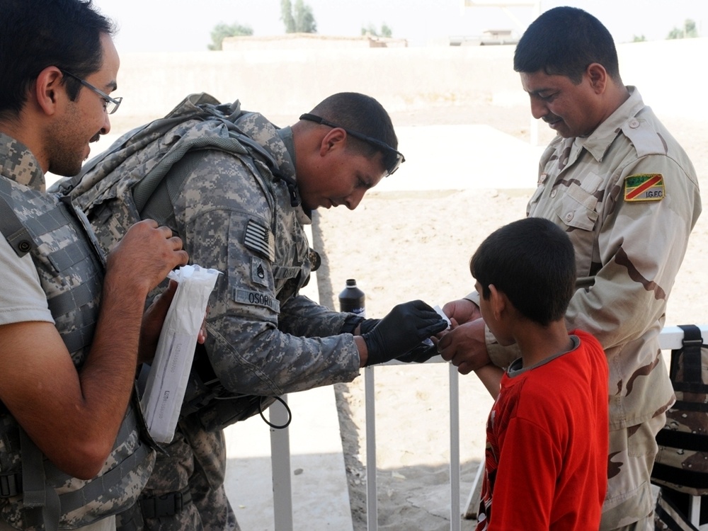 Medic lends helping hand to Iraqi children
