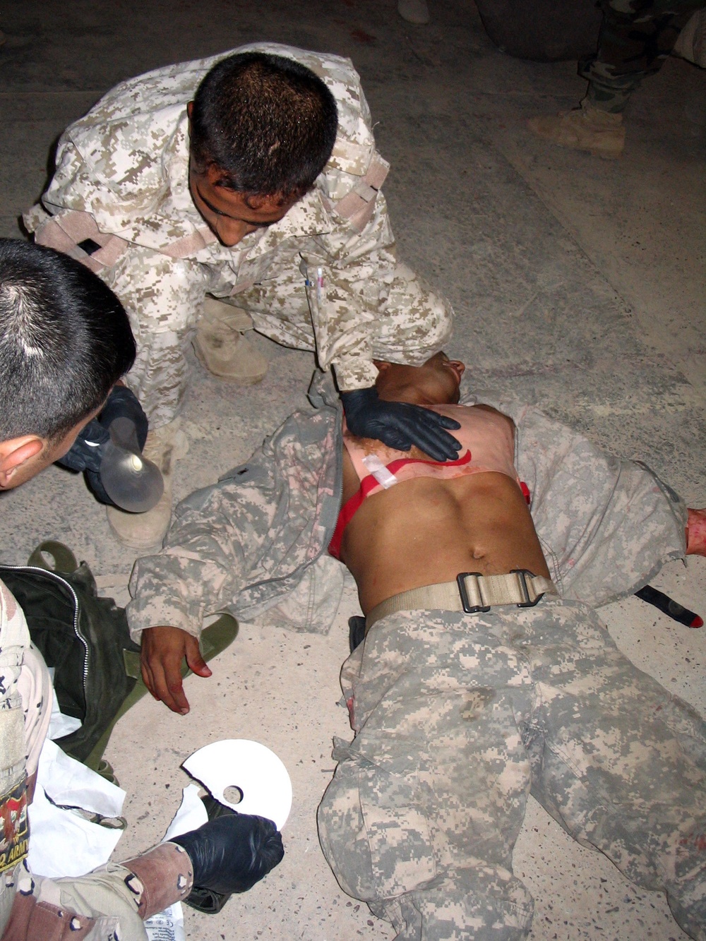 Iraqi army soldiers learn to stick together during medical training
