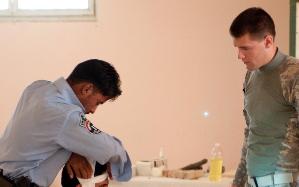 Iraqi Police Learn Lifesaving Skills From Paratrooper Medics