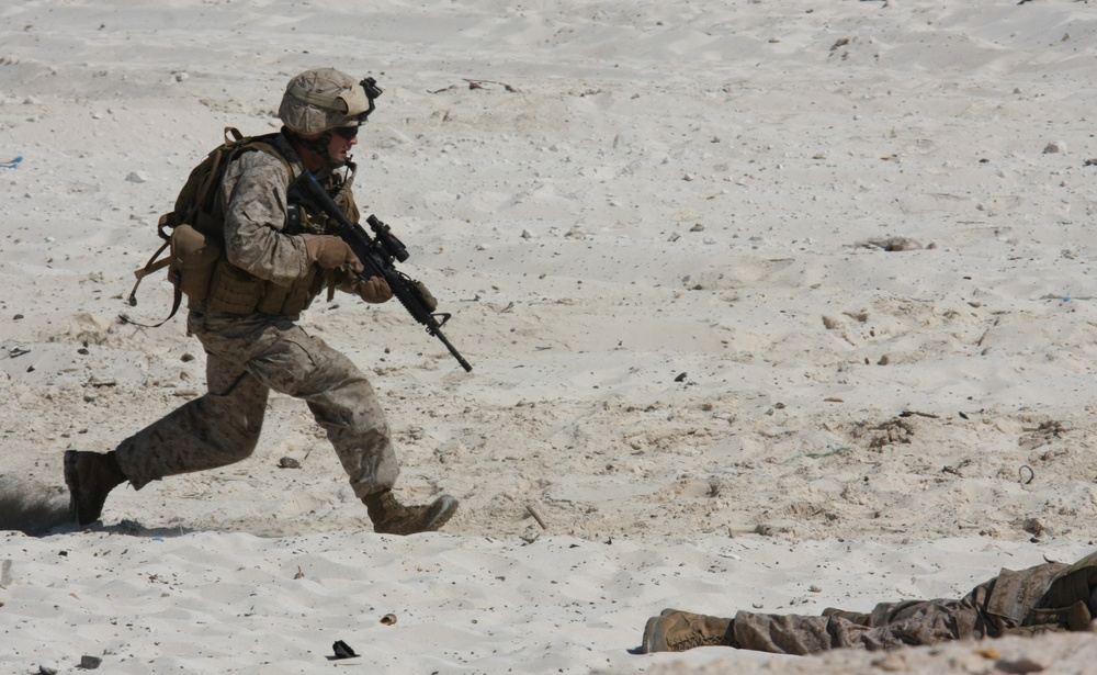 22nd Marine Expeditionary Unit storms the beach during Bright Star 2009