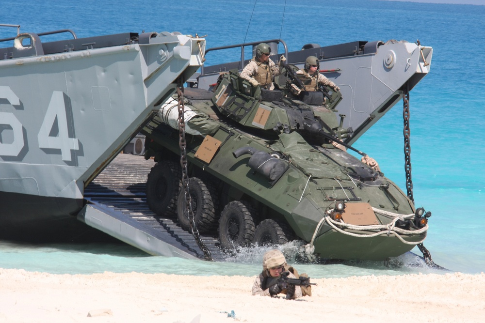 22nd Marine Expeditionary Unit storms the beach during Bright Star 2009