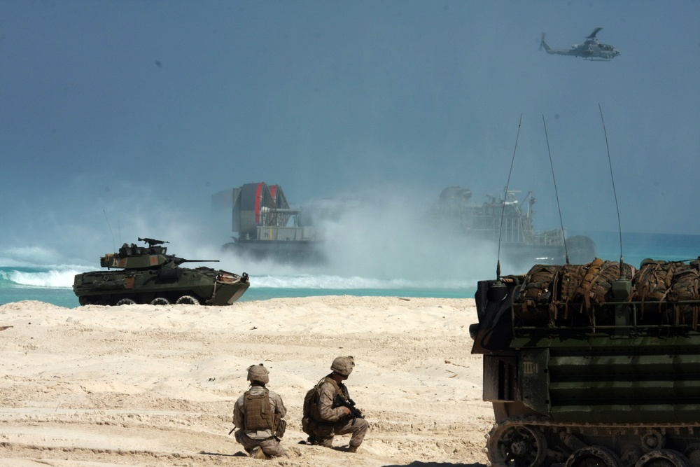 22nd Marine Expeditionary Unit Storms the Beach During Bright Star 2009