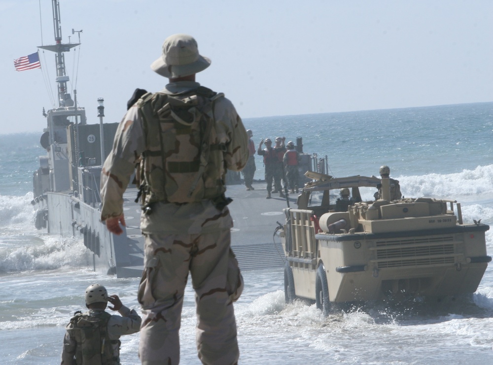 Marines, sailors work together during Pacific Horizon