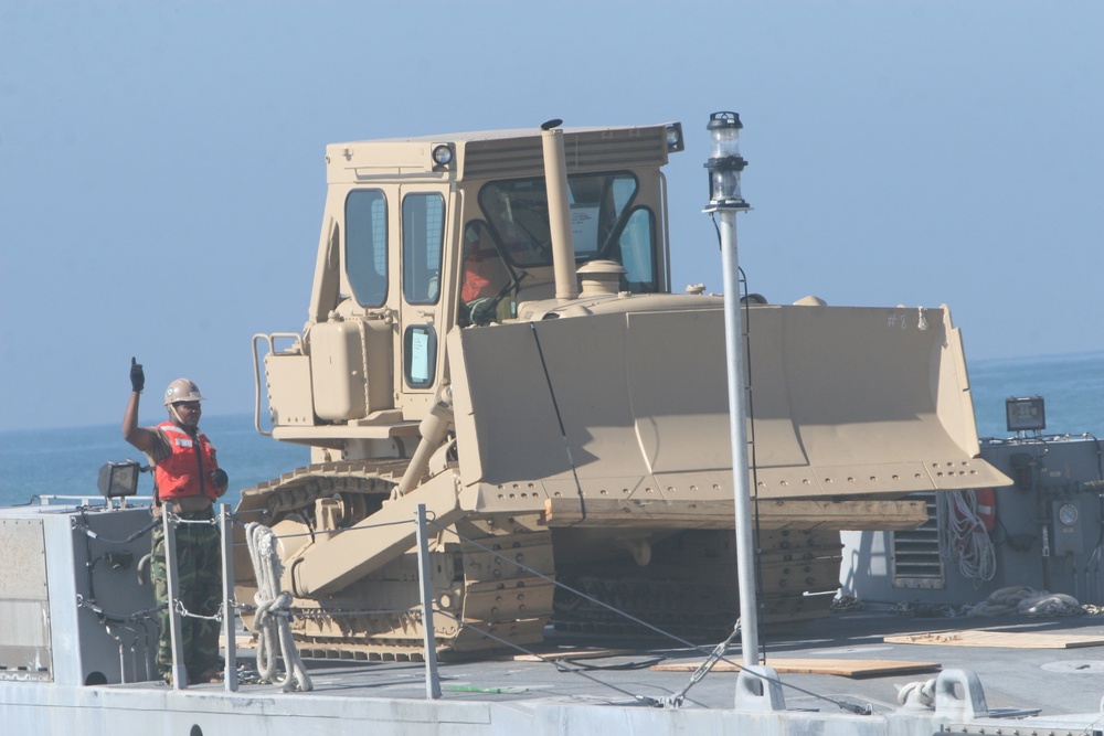 Marines, Sailors Train Together During Pacific Horizon